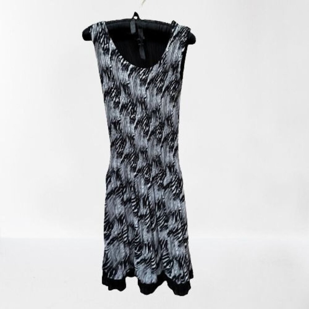 Veeca Scoop Neck Sleeveless Print Crinkle Dress Size Medium Black and White